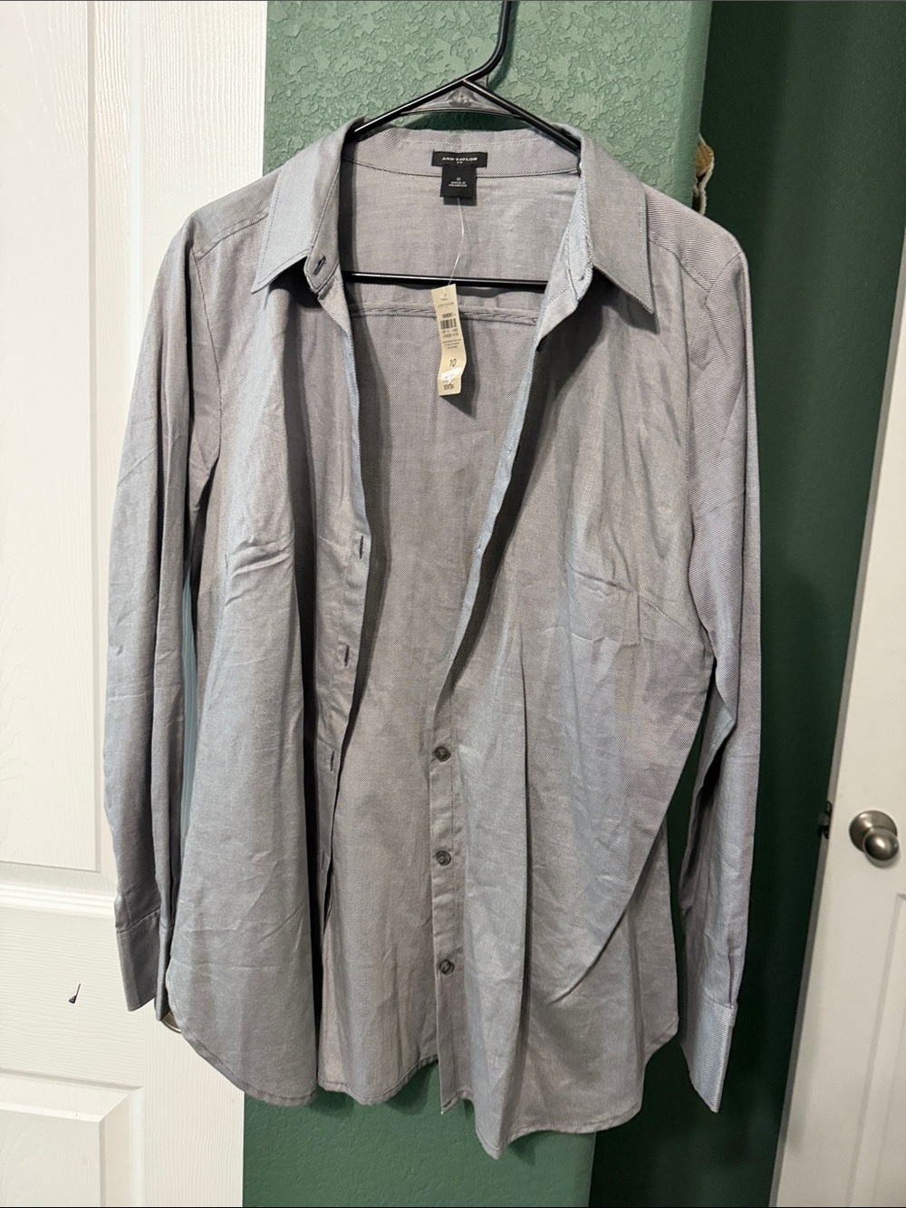 Ann Taylor Women’s Light Gray Button-Down Dress Shirt